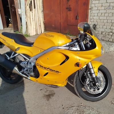Triumph Daytona T595